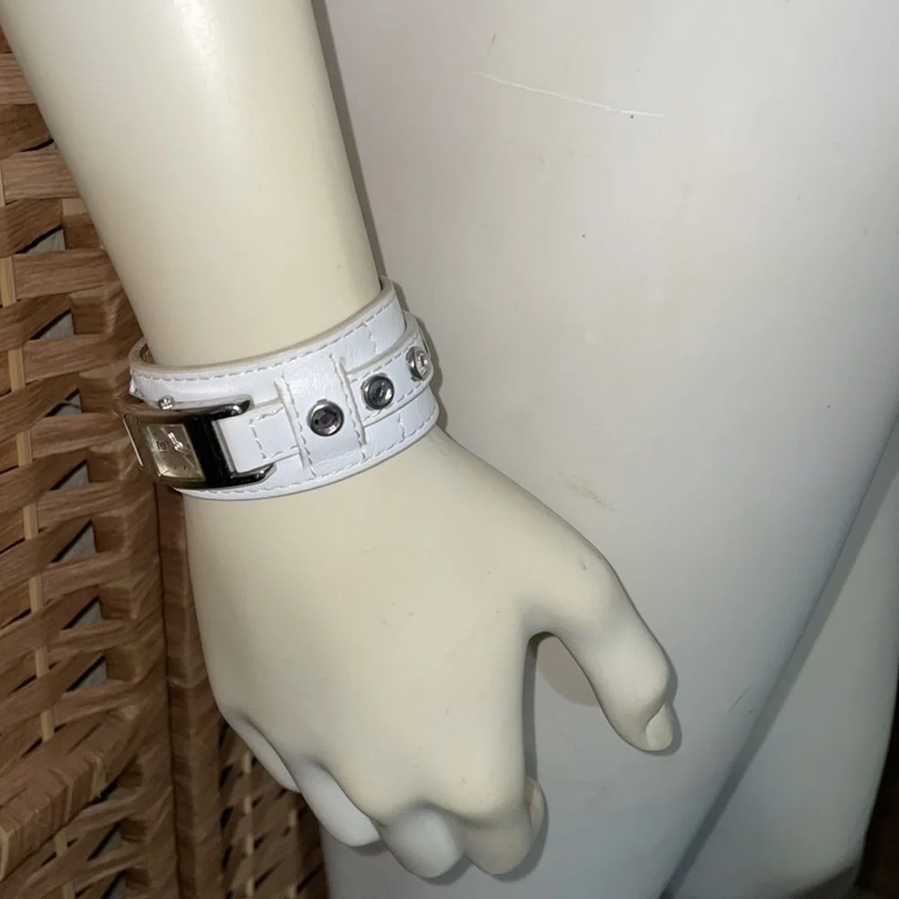 Guess Watch White Leather Watch Genuine Guess Watch Hard to Find⌚️🔻NEW BATTERY